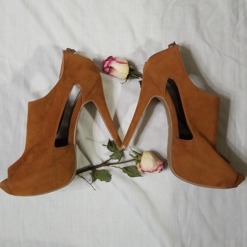 Foreign Exchange Heels